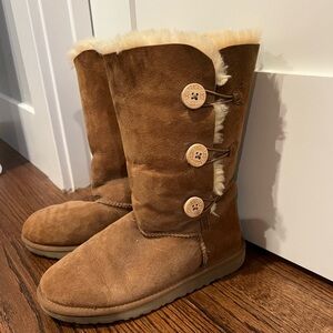 Ugg Bailey Three Button Triplet Chestnut Big Kid Size 5 | Women’s 6.5